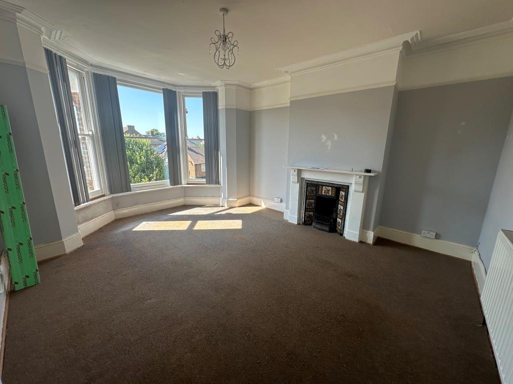Lot: 88 - FREEHOLD BLOCK OF TWO LARGE THREE-BEDROOM FLATS - Maisonette living room